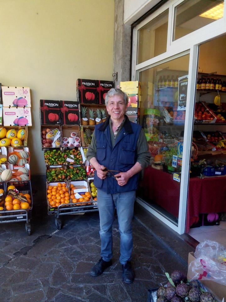 Ivo Recchia davanti alla bottega, tra le cassette di frutta